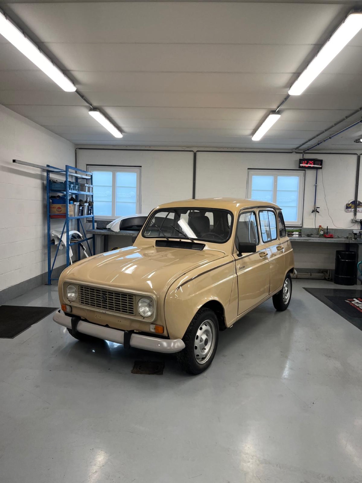 Une Renault 4 beige dans l’atelier du 4L Garage