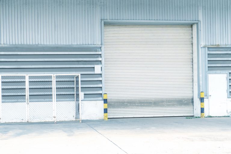 Image d’illustration : la porte sectionnelle d’un hall de stockage