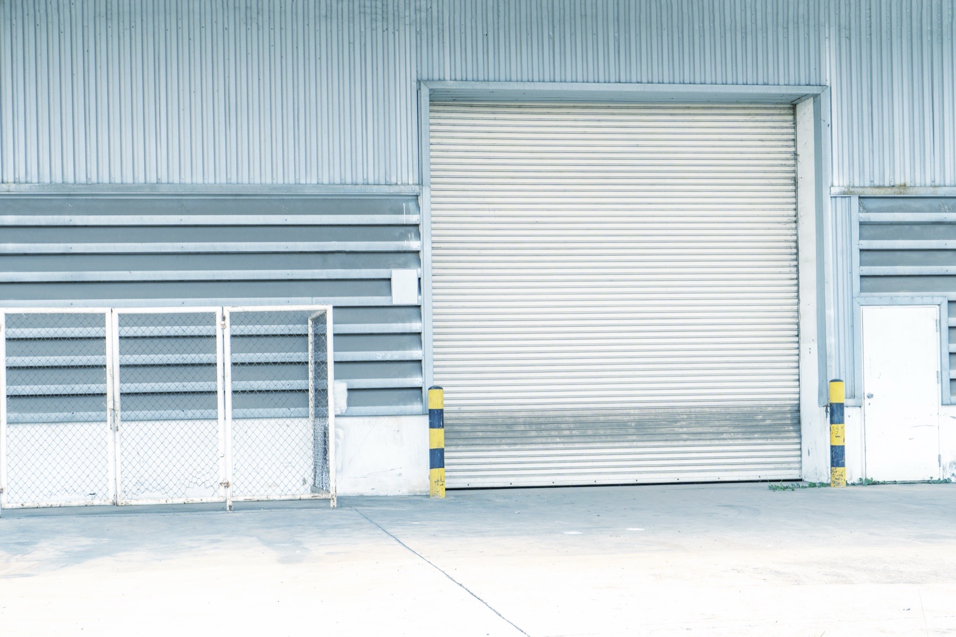 Image d’illustration : la porte sectionnelle d’un hall de stockage