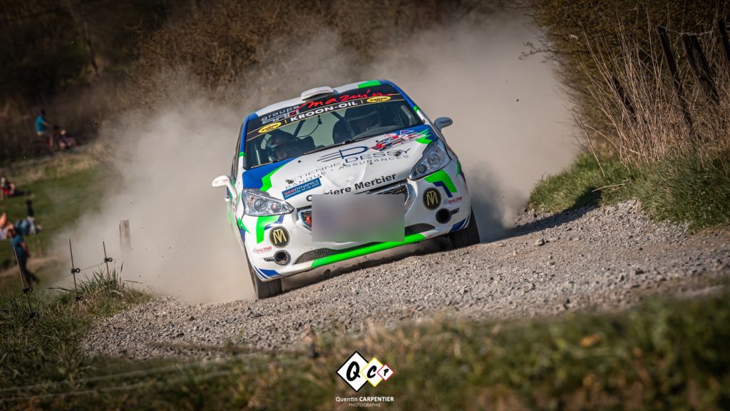 La Peugeot 208 R2 dans la poussière d’une spéciale