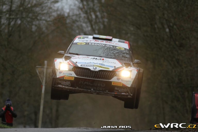 La Škoda Fabia R5 phares allumés en spéciale