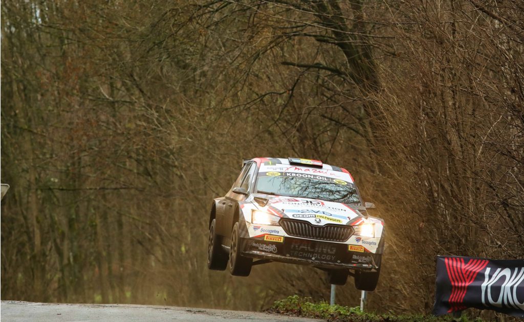 La Škoda Fabia en saut sur une spéciale en forêt