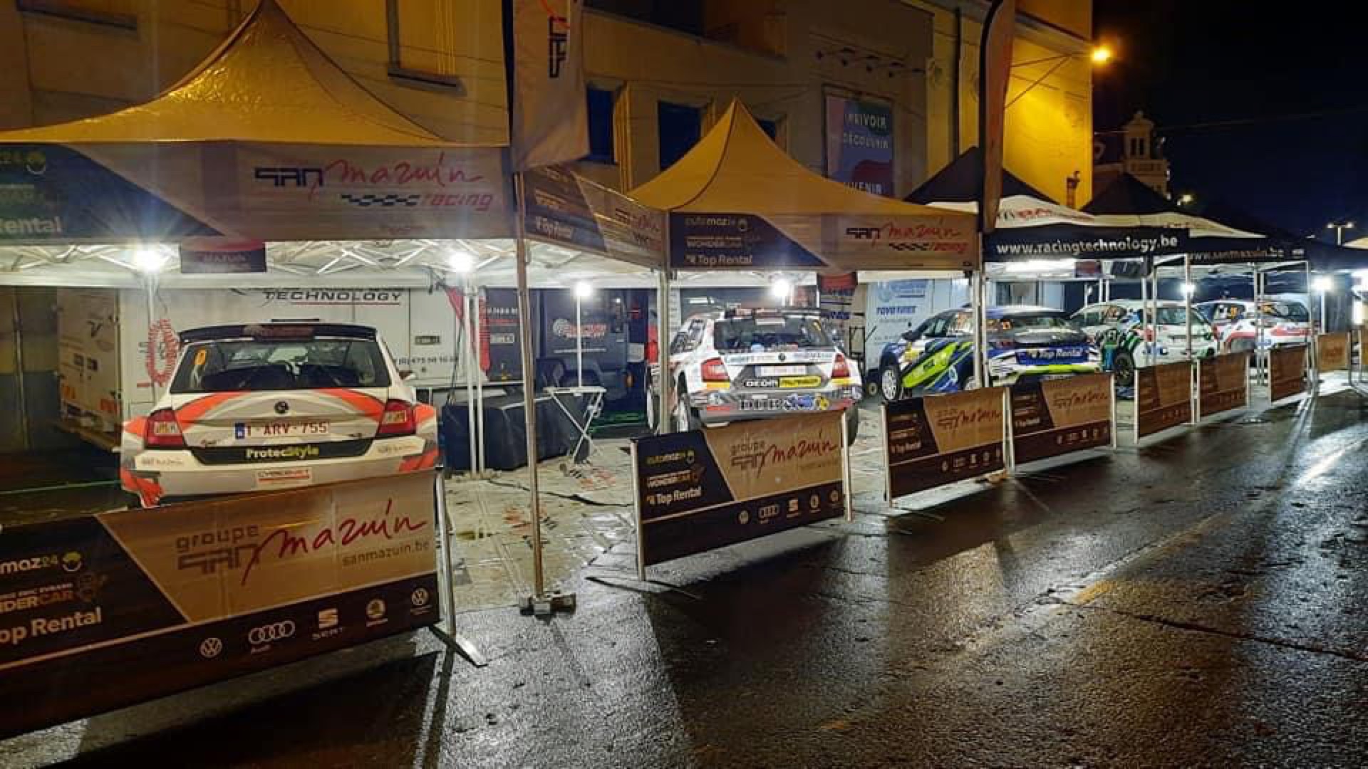 Le parc d’assistance du team Racing Technology de nuit, sous les tentes éclairées